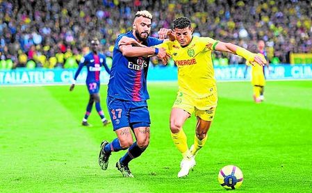 El brasileño Diego Carlos, con la elástica del Nantes, luchando con Choupo-Moting, del PSG. El brasileño Diego Carlos, con la elástica del Nantes, luchando con Choupo-Moting, del PSG.