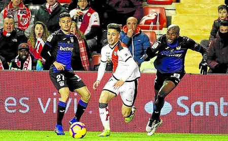 El rayista Álex Moreno se marcha de Óscar durante el derbi madrileño en Vallecas ante el Leganés. El rayista Álex Moreno se marcha de Óscar durante el derbi madrileño en Vallecas ante el Leganés.