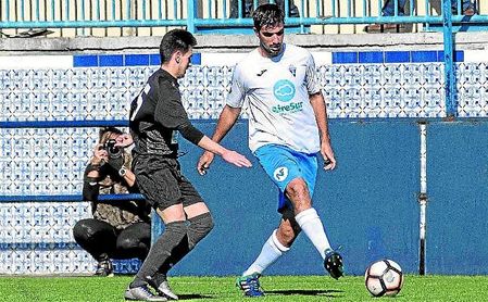 David Horrillo golpea el esférico en un lance del encuentro disputado ante el Torreblanca. David Horrillo golpea el esférico en un lance del encuentro disputado ante el Torreblanca.