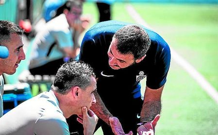 Jesús Galván, entrenador del Utrera, se dirige a su cuerpo técnico en un lance del encuentro disputado frente al Mallorca B. Jesús Galván, entrenador del Utrera, se dirige a su cuerpo técnico en un lance del encuentro disputado frente al Mallorca B.