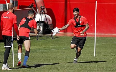 A Banega le queda un año más de contrato en el Sevilla. A Banega le queda un año más de contrato en el Sevilla.