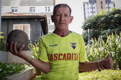 'Cascarita', 64 años y 8.500 kilómetros de malabares para animar a Ecuador 'Cascarita', 64 años y 8.500 kilómetros de malabares para animar a Ecuador