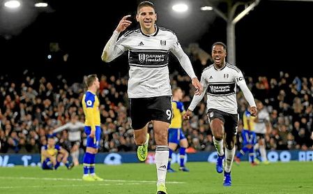 Mitrovic celebra un gol con el Fulham esta temporada. Mitrovic celebra un gol con el Fulham esta temporada.