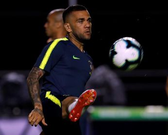 Dani Alves vuelve al estadio que le vio nacer Dani Alves vuelve al estadio que le vio nacer