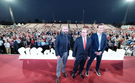 Castro, Monchi y Lopetegui, en el acto de los Fieles de Nervión. Castro, Monchi y Lopetegui, en el acto de los Fieles de Nervión.