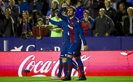 Campaña festeja un tanto que le hizo al Betis en la ya terminada 18/19. Campaña festeja un tanto que le hizo al Betis en la ya terminada 18/19.