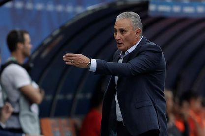 Tite inspecciona el césped del Arena do Gremio tras las críticas Tite inspecciona el césped del Arena do Gremio tras las críticas