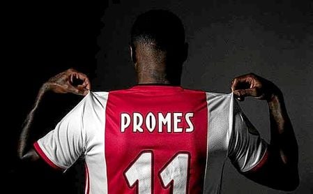 Promes ha firmado cinco años con el Ajax. Promes ha firmado cinco años con el Ajax.