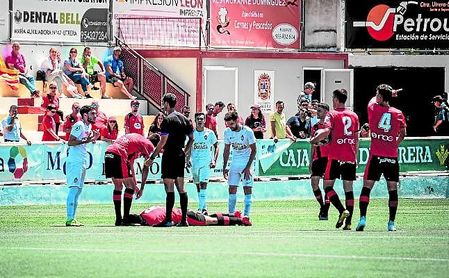 Los utreranos Kiki (interesándose por su rival) y Pablo Haro (detrás del cañamero) son dos de los jugadores rojiblancos que ha tanteado el Ceuta. Los utreranos Kiki (interesándose por su rival) y Pablo Haro (detrás del cañamero) son dos de los jugadores rojiblancos que ha tanteado el Ceuta.