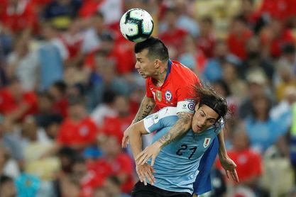 El chileno Medel entrena con normalidad y apunta a titular ante Colombia El chileno Medel entrena con normalidad y apunta a titular ante Colombia