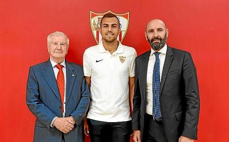 Jordán, junto a Monchi y Gabriel Ramos, vicepresidente del Sevilla. Jordán, junto a Monchi y Gabriel Ramos, vicepresidente del Sevilla.