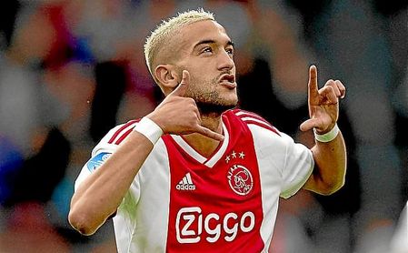 Hakim Ziyech celebra un gol con la elástica del Ajax. Hakim Ziyech celebra un gol con la elástica del Ajax.