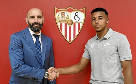 Monchi ha sacado a Koundé por bastante menos de lo que pensaba. Monchi ha sacado a Koundé por bastante menos de lo que pensaba.