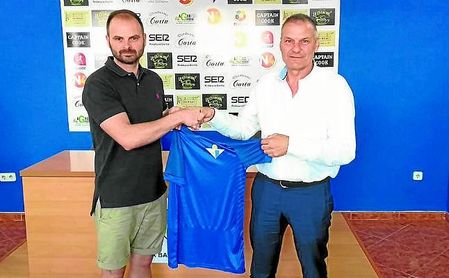 Jesús Fernández y Ángel Gómez Mariscal, nuevo entrenador y presidente azulino, respectivamente. Jesús Fernández y Ángel Gómez Mariscal, nuevo entrenador y presidente azulino, respectivamente.