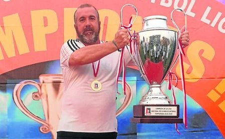 Un flamante David Navarro posa con el trofeo de campeón de Liga de Guinea. Un flamante David Navarro posa con el trofeo de campeón de Liga de Guinea.