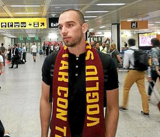 Pau LÃ³pez, con la bufanda de la Roma tras aterrizar en el aeropuerto romano de Fiumicino.