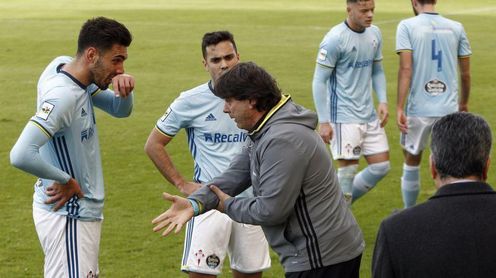 Alejandro Menéndez da instrucciones a un joven Borja Iglesias. Alejandro Menéndez da instrucciones a un joven Borja Iglesias.