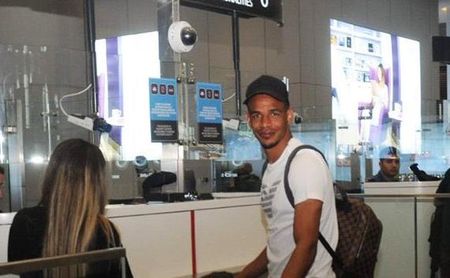 Fernando ya viaja con destino al Sevilla FC Fernando ya viaja con destino al Sevilla FC