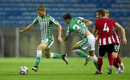 Brasanac conduce el balón en un lance del amistoso ante el Sheffield. Brasanac conduce el balón en un lance del amistoso ante el Sheffield.