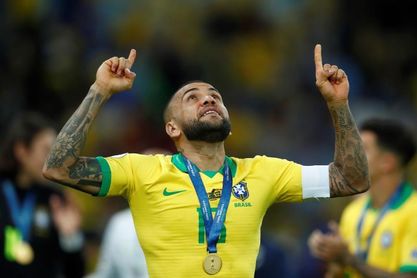 Dani Alves se ofrece al mercado y dice que quien lo quiera tendrá un campeón Dani Alves se ofrece al mercado y dice que quien lo quiera tendrá un campeón