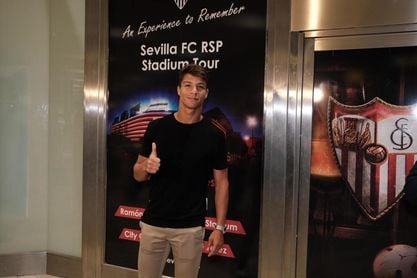 Óliver Torres, a su llegada al aeropuerto de Sevilla. Óliver Torres, a su llegada al aeropuerto de Sevilla.