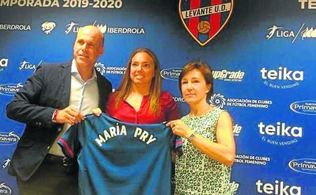 María Pry posó con los colores del Levante en su presentación como entrenadora María Pry posó con los colores del Levante en su presentación como entrenadora