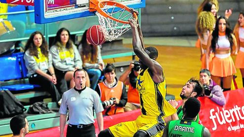 Niang cambiará la camiseta amarilla por la verdiblanca la próxima temporada. Niang cambiará la camiseta amarilla por la verdiblanca la próxima temporada.
