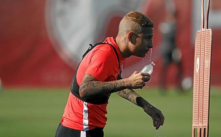Arana cuenta con interés de varios clubes en acogerle como cedido. Arana cuenta con interés de varios clubes en acogerle como cedido.