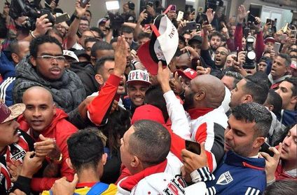 Una multitud en fiesta recibe a Dani Alves en Sao Paulo Una multitud en fiesta recibe a Dani Alves en Sao Paulo