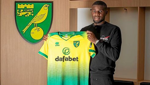 Amadou, con la elástica del Norwich City. Amadou, con la elástica del Norwich City.