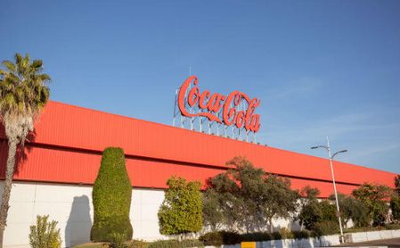 Coca-Cola en Andalucía tumba el calor con la mayor cifra de producción en la historia de las fábricas de Sevilla y Málaga Coca-Cola en Andalucía tumba el calor con la mayor cifra de producción en la historia de las fábricas de Sevilla y Málaga