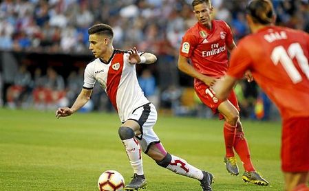 Álex Moreno conduce el esférico ante el exmadridista Marco Llorente. Álex Moreno conduce el esférico ante el exmadridista Marco Llorente.