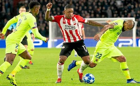Bergwijn, ante los blaugranas Semedo y Arturo Vidal. Bergwijn, ante los blaugranas Semedo y Arturo Vidal.