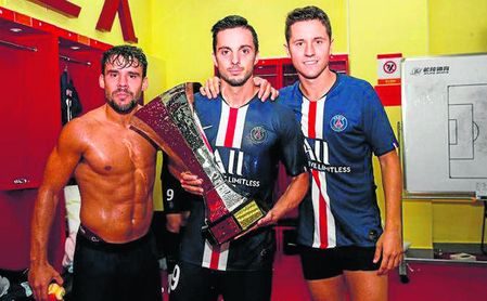Sarabia, junto a Bernat y Ander Herrera, ya ha ganado la Supercopa de Francia, donde dio una asistencia. Sarabia, junto a Bernat y Ander Herrera, ya ha ganado la Supercopa de Francia, donde dio una asistencia.