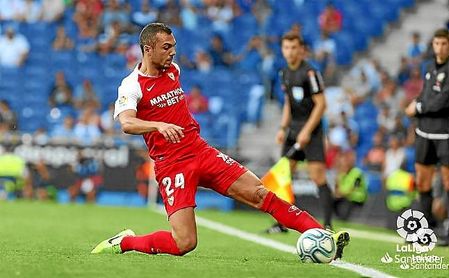 Joan Jordán controla el balón en un lance del partido. Joan Jordán controla el balón en un lance del partido.