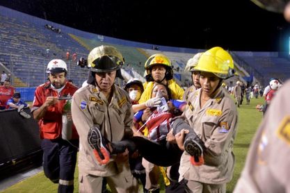 Tres muertos y 12 heridos tras un ataque al autobús de un equipo de fútbol hondureño Tres muertos y 12 heridos tras un ataque al autobús de un equipo de fútbol hondureño