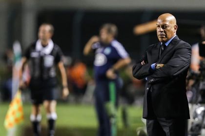 El peruano Roberto Mosquera renuncia al banquillo del Royal Pari El peruano Roberto Mosquera renuncia al banquillo del Royal Pari