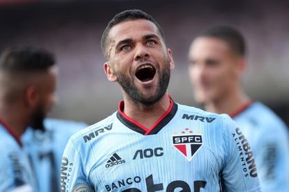 Santos sigue líder pese a la derrota y Sao Paulo gana con un gol de Daniel Alves Santos sigue líder pese a la derrota y Sao Paulo gana con un gol de Daniel Alves