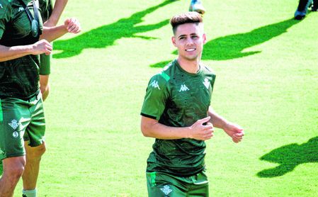 Álex Moreno, entrenándose con el Betis. Álex Moreno, entrenándose con el Betis.