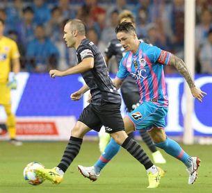 1-6. Un Iniesta imperial amarga a Torres su despedida del fútbol 1-6. Un Iniesta imperial amarga a Torres su despedida del fútbol