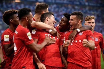 El Bayern golea al Schalke (0-3) con 'triplete' de Lewandowski El Bayern golea al Schalke (0-3) con 'triplete' de Lewandowski