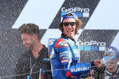 Final de infarto y victoria por 13 milésimas para Alex Rins Final de infarto y victoria por 13 milésimas para Alex Rins