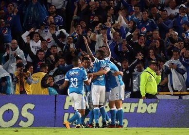 Millonarios vence 2-1 al Cali y asume el liderato del fútbol en Colombia Millonarios vence 2-1 al Cali y asume el liderato del fútbol en Colombia