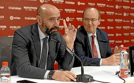 Monchi y el presidente José Castro, durante una presentación de este verano. Monchi y el presidente José Castro, durante una presentación de este verano.