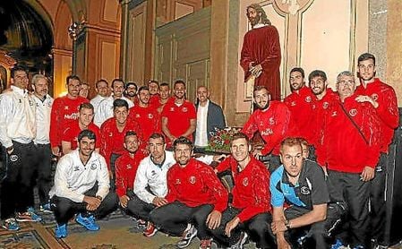 Una expedición del Sevilla visita al Cristo de los futbolistas, en Buenos Aires. Una expedición del Sevilla visita al Cristo de los futbolistas, en Buenos Aires.