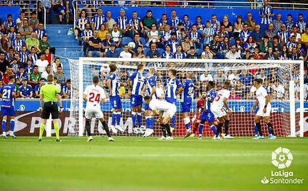 Los jugadores del Sevilla siguen la trayectoria del balón en la falta de Jordán que acabaría en gol. Los jugadores del Sevilla siguen la trayectoria del balón en la falta de Jordán que acabaría en gol.