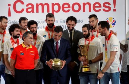 Pedro Sánchez recibe a la selección española de baloncesto en Moncloa Pedro Sánchez recibe a la selección española de baloncesto en Moncloa
