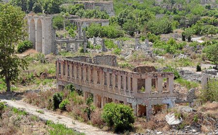 La ciudad de Agdam está hoy día en ruinas. La ciudad de Agdam está hoy día en ruinas.