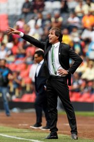 Almada afirma que inculca poco a poco su estilo a los jugadores del Santos Almada afirma que inculca poco a poco su estilo a los jugadores del Santos