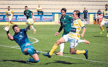Pablo encara al portero roteño Manu López en la primera jornada. Pablo encara al portero roteño Manu López en la primera jornada.